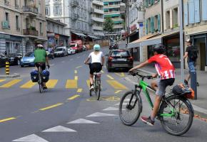 La suppression de nombreuses places de parc, remplacées par des pistes cyclables, prétérite grandement les petits commerçants. VERISSIMO La suppression de nombreuses places de parc, remplacées par des pistes cyclables, prétérite grandement les petits commerçants. VERISSIMO