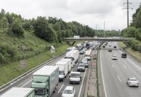 Pour fluidifier le trafic aux heures de pointe, l'OFROU veut limiter la vitesse à 80km/h Pour fluidifier le trafic aux heures de pointe, l'OFROU veut limiter la vitesse à 80km/h