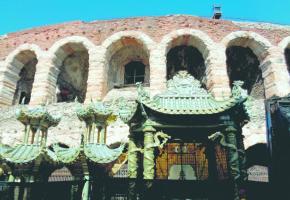 Les décors de Turandot flirtent avec les arènes dédiées au bel canto. Les décors de Turandot flirtent avec les arènes dédiées au bel canto.