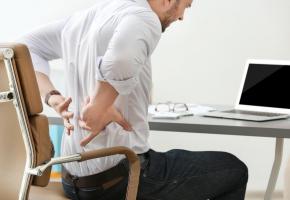 La douleur dorsale est un des principaux signes de hernie discale lombaire. SHUTTERSTOCK La douleur dorsale est un des principaux signes de hernie discale lombaire. SHUTTERSTOCK