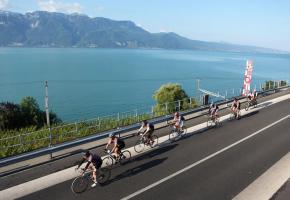 Le grand parcours de l’épreuve affiche 176km. Grâce à l’aspiration du peloton, on en vient souvent à bout à des vitesses étonnantes. CYCLOTOUR DU LéMAN Le grand parcours de l’épreuve affiche 176km. Grâce à l’aspiration du peloton, on en vient souvent à bout à des vitesses étonnantes. CYCLOTOUR DU LéMAN