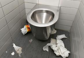 Certains usagers demeurent très indélicats. En médaillon, des toilettes turques appelées à disparaître. VERISSIMO Certains usagers demeurent très indélicats. En médaillon, des toilettes turques appelées à disparaître. VERISSIMO