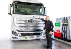 Bertrand Piccard devant l’un des premiers camions Hyundai commandés par Coop et Migros. DR