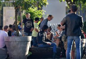 Réorienter les usagers de drogue (ici sur la place de la Riponne) vers l’Espace de consommation sécurisé du Vallon: un défi difficile. VERISSIMO Réorienter les usagers de drogue (ici sur la place de la Riponne) vers l’Espace de consommation sécurisé du Vallon: un défi difficile. VERISSIMO