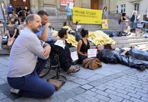 Une quarantaine de personnes, dont le syndic de Lausanne Grégoire Junod (à gauche), ont participé à la flash mob pour demander l’accueil des réfugiés de Moria. KEYSTONE/LAURENT GILLIERON Une quarantaine de personnes, dont le syndic de Lausanne Grégoire Junod (à gauche), ont participé à la flash mob pour demander l’accueil des réfugiés de Moria. KEYSTONE/LAURENT GILLIERON