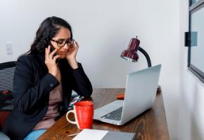 A gauche de la photo, une recherche Google où le programme officiel «Parlons cash» arrive en tête des résultats. A droite, le résultat est parasité par un contenu sponsorisé. DR