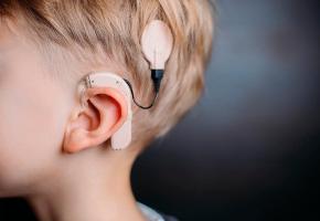 L’implant cochléaire a changé la vie de centaines de Romands. En médaillon, Charaf Abdessemed, le réalisateur du documentaire. DR L’implant cochléaire a changé la vie de centaines de Romands. En médaillon, Charaf Abdessemed, le réalisateur du documentaire. DR