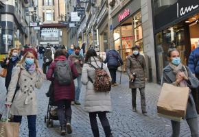 Malgré de nombreuses personnes dans les rues, beaucoup de commerce enregistrent une baisse de fréquentation. VERISSIMO