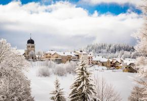 Le plus grand domaine de ski transfrontalier de l’Arc jurassien offre un bon enneigement et du ski tous niveaux. S. GODIN/STATION DES ROUSSES Le plus grand domaine de ski transfrontalier de l’Arc jurassien offre un bon enneigement et du ski tous niveaux. S. GODIN/STATION DES ROUSSES