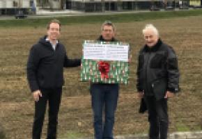 Des membres de l’association Sauvegardons Crissier ont déposé un «cadeau de Noël» à la Municipalité de Crissier, le 2 décembre, soit 350 oppositions au plan de quartier En Chise. DR