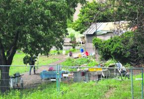 Après avoir été délogés des cabanons des Prés-de-Vidy, quatre familles roms se sont installées dans ce jardin. 