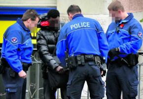 Un mois après l'impressionnante descente de police organisée à la place Chauderon, les forces de l'ordre maintiennent la pression sur les dealers. PHOTOS - Valdemar VERISSIMO Un mois après l'impressionnante descente de police organisée à la place Chauderon, les forces de l'ordre maintiennent la pression sur les dealers. PHOTOS - Valdemar VERISSIMO
