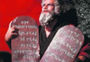 Charlton Heston, dans les Dix Commandements. Charlton Heston, dans les Dix Commandements.