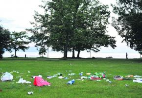 Le parc Bourget, après un pique-nique. 