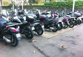 La multiplication des deux-roues, comme ici à Ouchy pose un problème d'occupation du domaine public. La multiplication des deux-roues, comme ici à Ouchy pose un problème d'occupation du domaine public.