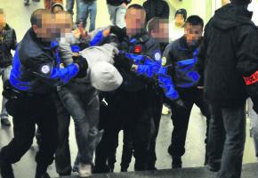 ECLAIRAGE TETE 3105.jpg Face à la recrudescence de violence, la police semble parfois débordée.