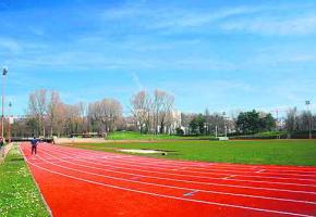 Après cinq mois de travaux, les sportifs peuvent à nouveau fouler la piste d’athlétisme du stade Pierre-de-Coubertin.