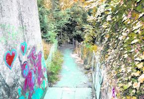 Le passage litigieux a été passé au karcher et les tags ont été supprimés. Le passage litigieux a été passé au karcher et les tags ont été supprimés.