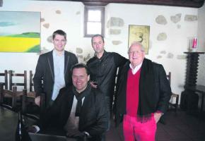 De gauche à droite, Nicolas Joss, directeur de l'OVV, assis Andreas Larsson, Cyril Séverin du Domaine du Daley et Pierre Keller, président de l'OVV. 