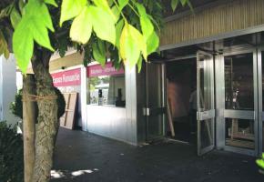 L'entrée de l'ancien cinéma, en plein préparatifs pour le festival BD-FIL. 