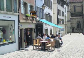 LAUSANNE TETE 1406.jpg Trois petites terrasses qui vont devoir fermer beaucoup plus tôt.