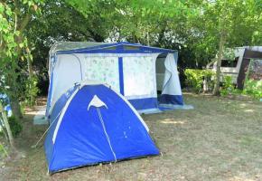 Des travailleurs en provenance d'Europe squattent les campings. 