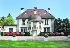 Une maison historique actuellement en vente du côté de Lonay.  DE RHAM SOTHEBY'S