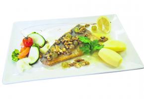 Filet de Féra du lac Léman, sauce vigneronne et sa jardinière de légumes Filet de Féra du lac Léman, sauce vigneronne et sa jardinière de légumes