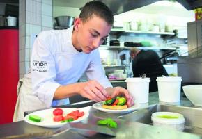 Samuel Menoud est apprenti de 2e année au restaurant Le Cinq à Lausanne. Samuel Menoud est apprenti de 2e année au restaurant Le Cinq à Lausanne.