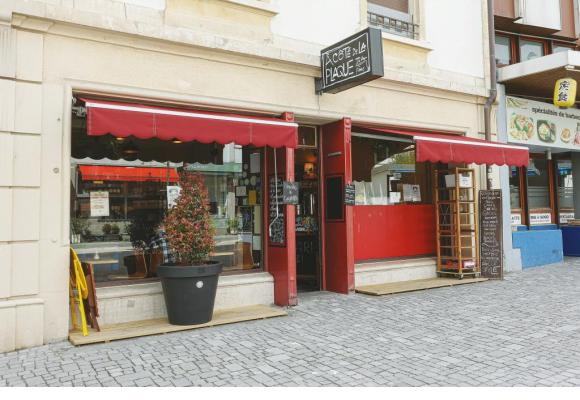 Au Pré-du-Marché, le quartier s’était mobilisé pour sauver la terrasse du magasin «A côté de la Plaque». MANEL SANTISO