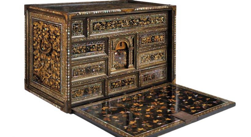 La réalisation de ce coffret à bijoux décoré de vermeil, émaux, perles baroques, camées et rubis, date de 1850
