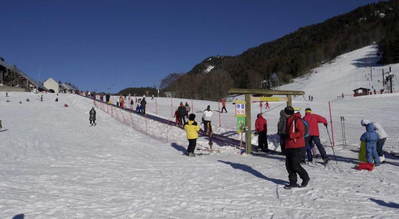 La station dispose d'un stade d'initiation à la neige. 