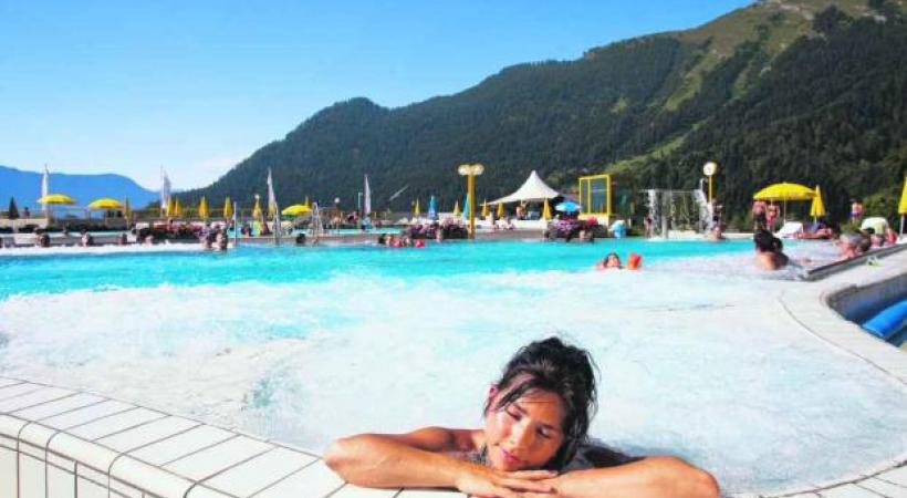 La commune est réputée pour ses bains.