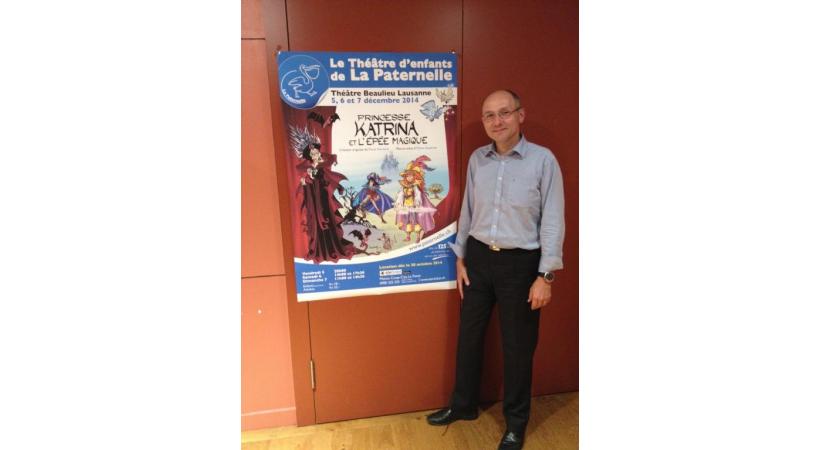 Ce spectacle a été écrit par Pascal  Hennard qui pose ici devant l’affiche officielle. dr