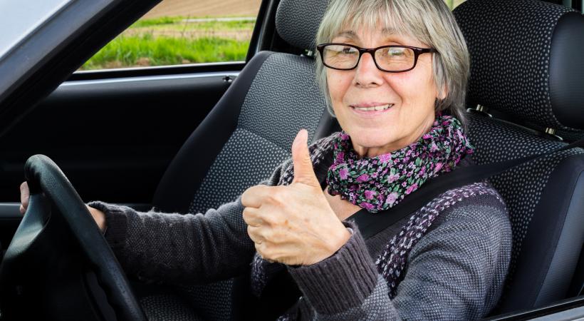 Le Service des automobiles et de la navigation, comme le TCS ont fait de la sensibilisation des seniors au volant leur priorité. GETTY IMAGES / 8VFANI