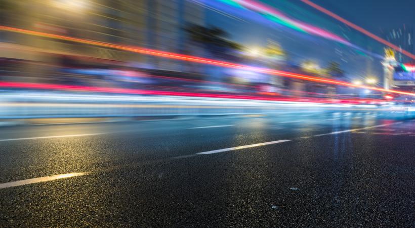 Rouler à 30km/h pourrait limiter le bruit urbain nocturne. Le projet pilote lancé par la Ville de Lausanne et la Canton de Vaud vise à étudier le phénomène. GETTY IMAGES / SHANSEKALA