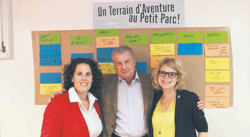 De g. à d.: Estelle Papaux, cheffe du Service de la jeunesse et des loisirs (SIL), Daniel Kohlbrenner, adjoint de direction à la FASL et Delphine Corthésy, cheffe de projet au SIL, lors de la séance du 15 septembre. Misson