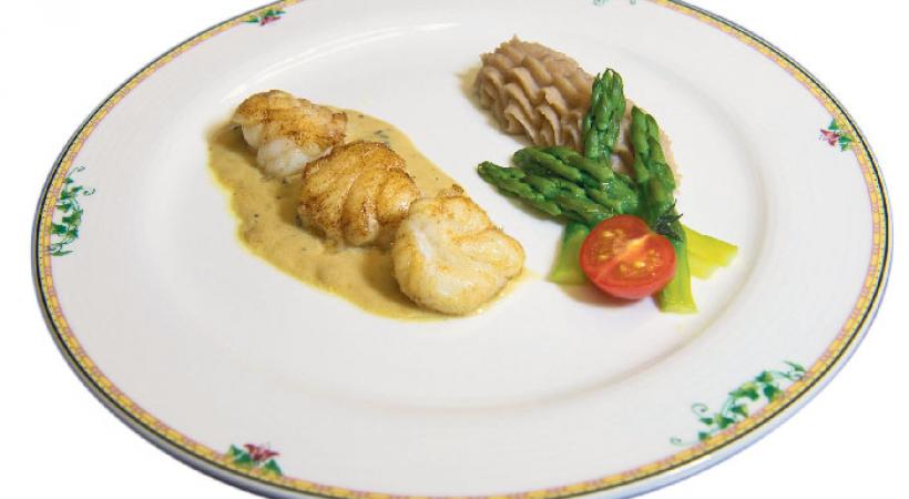 Filet de lotte sauce asperges et morilles avec une pomme purée au Pinot Noir