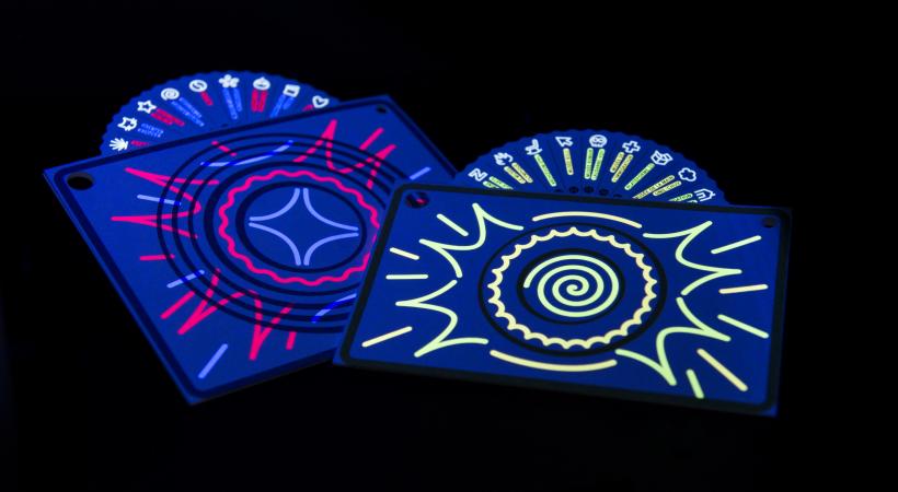 Le billet de l'événement revêt des allures d'appareil photo qui dévoile ses secrets sous la lumière UV... DR