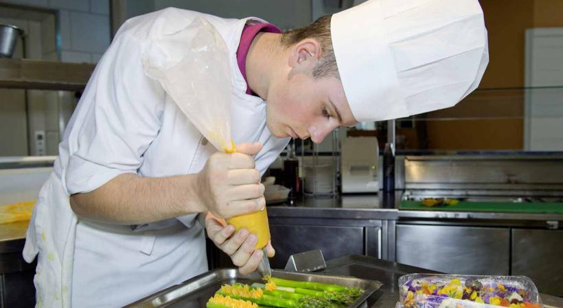 Romain Tétaz, 18 ans, est apprenti de 3ème année au Mövenpick hôtel de Lausanne.