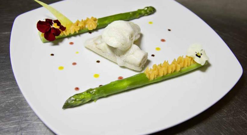 Roulade de sole et son écume d’oursin, asperges vertes et mousseline de patate douce