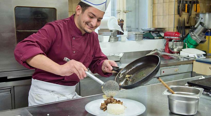 Samuel Ribeiro, apprenti de 2ème année à la Brasserie les Trois Rois, à Lausanne