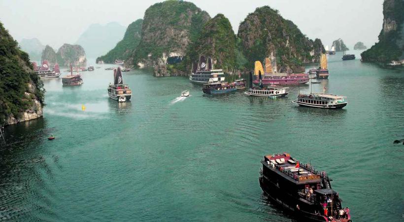 Considérée comme la huitième merveille du monde, la baie d’Halong attire des millions de visiteurs chaque année.
