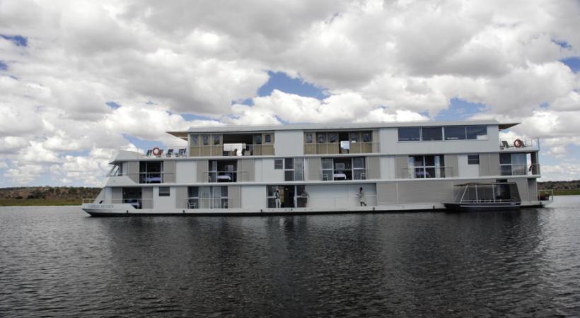 Des bateaux de luxe sillonnent la rivière Chobé.