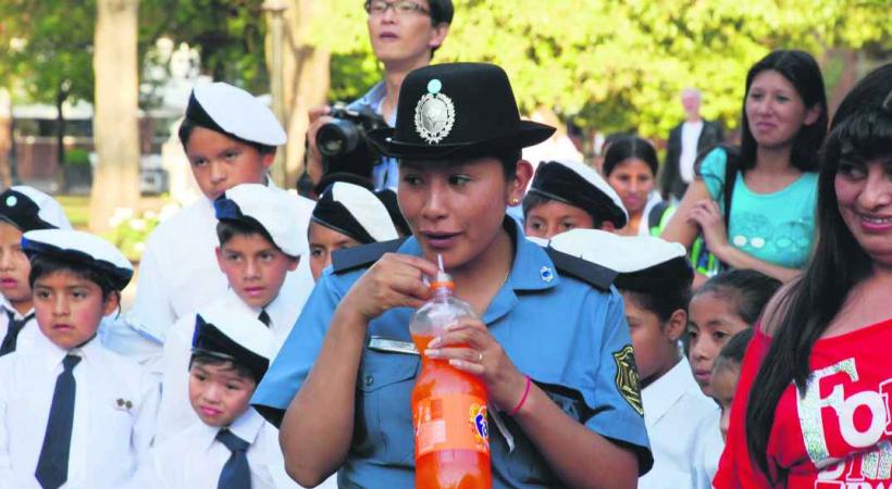 Rafraîchissement sur la Plaza 9 de Julio à Salta.