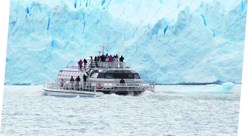 Le glacier Perito Moreno mesure 14 kilomètres de longueur et près de 80 mètres de hauteur émergée à son arrivée dans le lago Argentino.