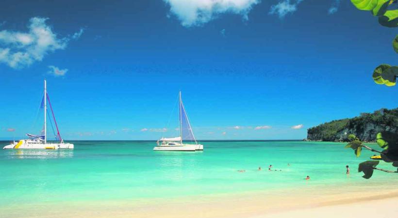 Le week-end, les Guadeloupéens prennent le chemin des plages, qui sont presque désertes en semaine, comme ici à Marie-Galante.