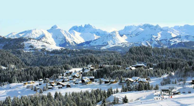 Le village de Praz de Lys, dans son magnifique décor alpin. 