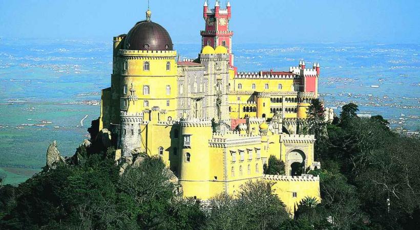 Construit sur les ruines d’un ancien monastère à Sintra, le Palais national de la Pena offre un vrai mélange d’architectures.