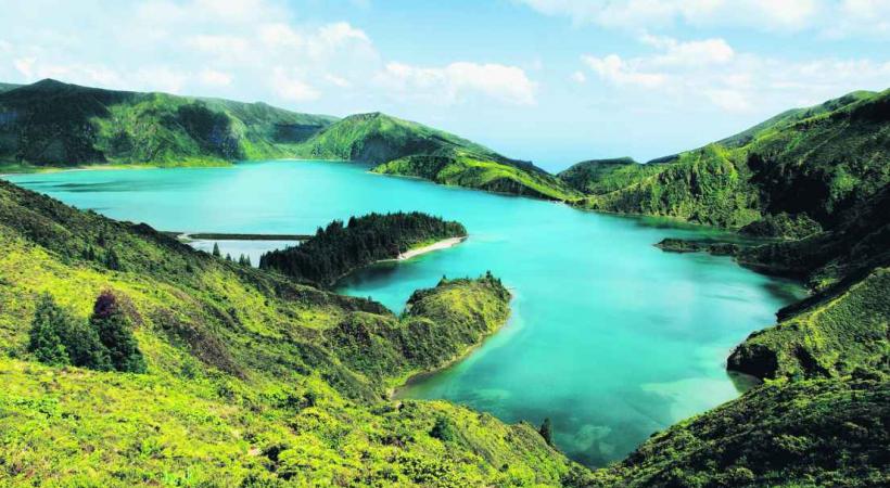Lac volcanique de Furnas à Sao Miguel (Açores).